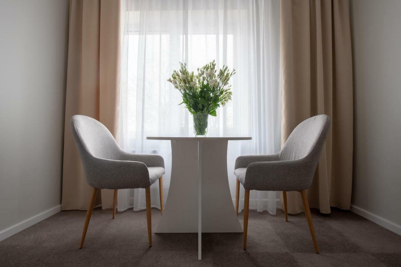 Bialy Gosciniec Hotel Ciechanów Kültér fotó
